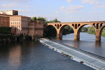 La rivière Tarn et ses rives dans la ville, ville de Albi, département du Tarn, France