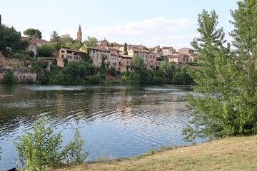 Fototapeta na wymiar La rivière Tarn et ses rives dans la ville, ville de Albi, département du Tarn, France