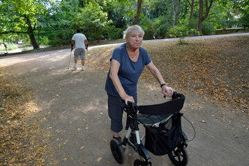 frau mit rollator unterwegs
