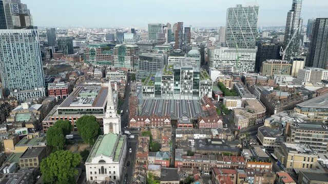 Spitalfields is a lively East End area, home to artists, creatives, and a large Bangladeshi community. The area is also known for street art, quirky shops, and trendy bars