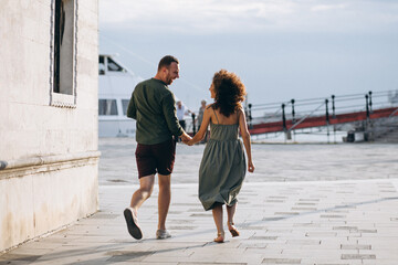 Fototapeta premium Couple on honeymoon in Venice