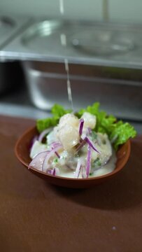 HD of the serving ceviche with onions