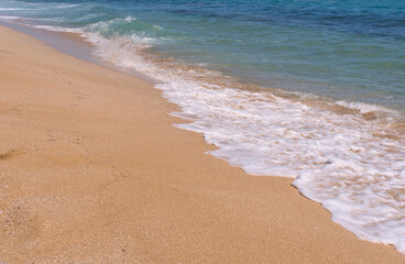 Fototapeta na wymiar Clear emerald green sea with clean sandy beach