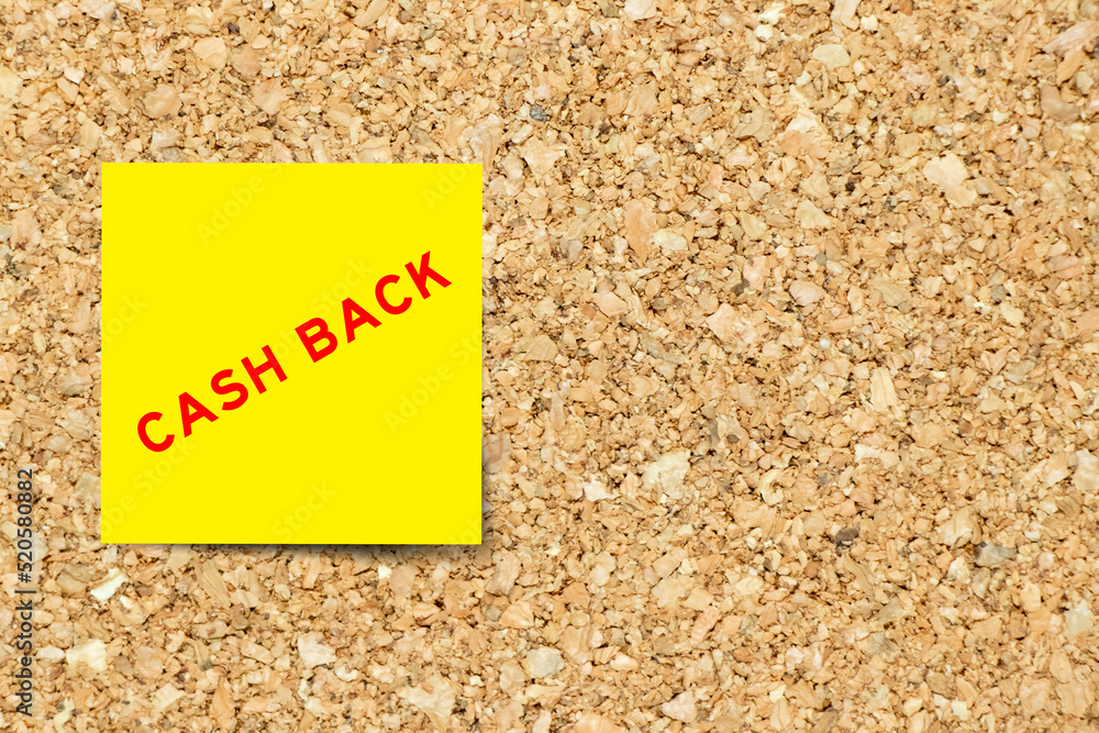 Sticker Yellow note paper with word cash back on cork board background with copy space