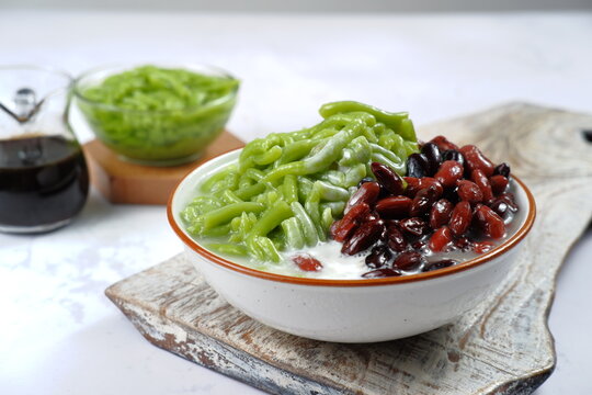 Malaysian Desserts Called Cendol. Cendol is Made From Crushed Ice Cubes,pandan short vermicelli and Red Bean.