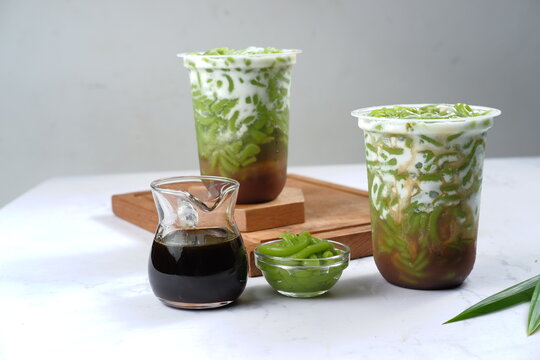 es Cendol or lod chong is a sweet ice dessert made from pandan short vermicelli with coconut milk, and palm sugar syrup.popular in Indonesia and other Southeast Asia such as thailand,Brunei, Malaysia 
