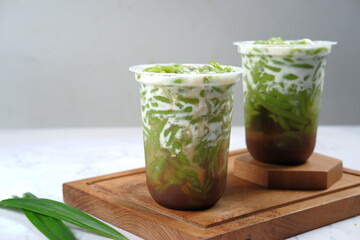 es Cendol or lod chong is a sweet ice dessert made from pandan short vermicelli with coconut milk, and palm sugar syrup.popular in Indonesia and other Southeast Asia such as thailand,Brunei, Malaysia 