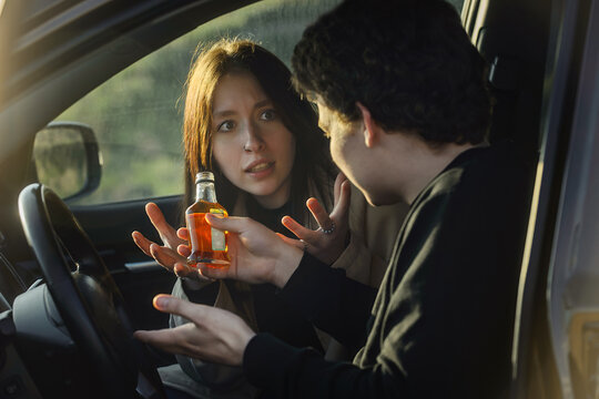 The driver, a young man, has problems with alcohol while driving, his wife scolds him and does not allow him to drink. Family quarrel over alcohol, drunk driver driving