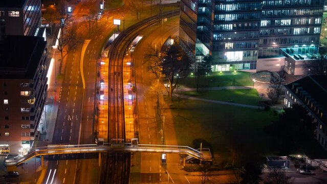 Zeitraffer von stark befahrener Stra&szlig;e in Koeln 1 - Zoom In