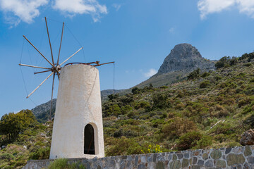 Alte Windmühle in den Bergen auf der Insel Kreta, Griechenland - 520590656