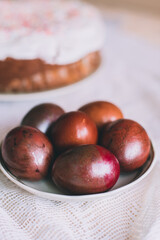 Obraz premium Easter table with traditional Easter cakes and Easter eggs with blossoming tree branch