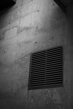 Concrete wall with vent