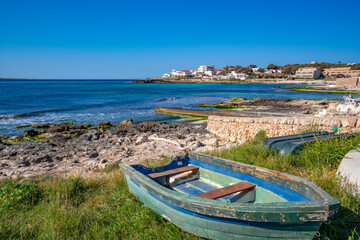 View of Playa Punta Prima and rowing boat on sunny morning, Punta Prima, Menorca, Balearic Islands, Spain