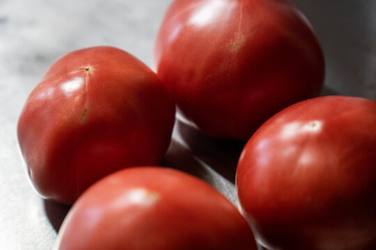 家庭菜園で採れた新鮮なトマト4個