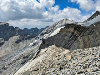 Climbing on the narrow sloping path in the direction of Bifertenstock / Piz Durschin. Alpinisum in the Swiss mountains