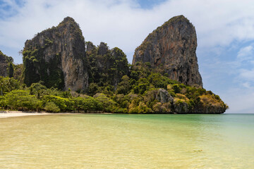 Obraz premium Beautiful beach at Railay Beach, a destination of tourist in Krabi province, southern of Thailand