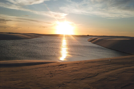 P&ocirc;r do sol com a lagoa e as dunas