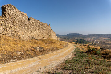 Dirt road on Moya Castle, cuenca (Spain).