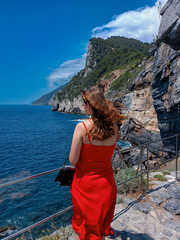 jeune femme regardant le paysage de la région des cinq terres