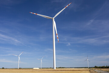 Jeden z coraz liczniejszych parków wiatrowych służący do wytwarzania czystej energii elektrycznej - obrazy, fototapety, plakaty