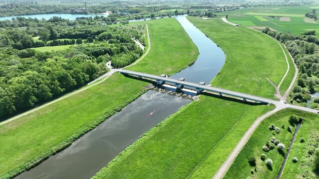 Lot nad polami uprawnymi i rzeką