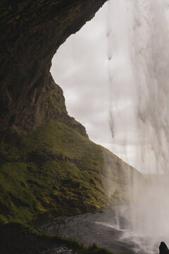 Catarata de Islandia desde dentro en un día nublado © Ignacio Carrasco