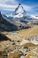 Wanderer vor dem Matterhorn und Riffelsee, Gornergrat ob Zermatt, schweizer Alpen, Wallis, Kanton...