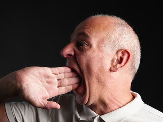 Fototapeta premium checks reflex man with hand in open mouth