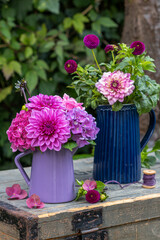 Blumenstrauß mit pink und lila Dahlien und Hortensienblüten im Garten