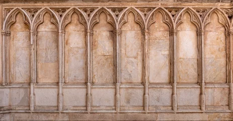 Vlies Fototapete Altes Gebäude Gotische Spitzbögen an der Außenwand einer Kirche