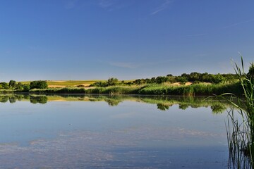 Wasser spiegen vom Pacsmag Fischerteiche an einem Sommertag