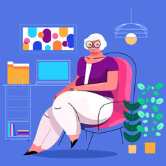 Femme âgée assise à son bureau de travail, consultante psychologue gériatre professeur conseillère,expérience sénior, cours d'informatique,retraite active, personne souriante,télétravail distance