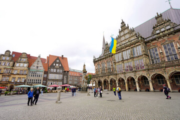 Bremen City Hall with Ukrainian flag during Russian invasion in Ukraine - obrazy, fototapety, plakaty