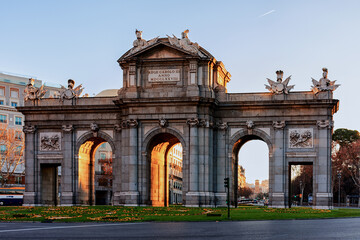 Obraz premium Puerta de Alcalá en la Plaza de la Independencia, Madrid, España 