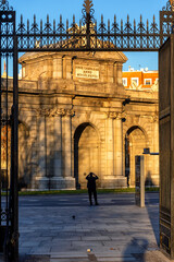 Puerta de Alcalá desde la entrada del Retiro en la Plaza de la Independencia, Madrid, España	