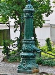Obraz premium Historische Wasserpumpe in Berlin Britz
