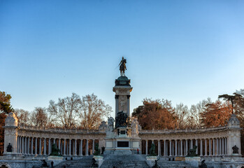 Monumento a Alfonso XII en el Parque del Buen Retiro, Madrid, España - obrazy, fototapety, plakaty