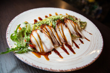 Salad with tuna and balsamic sauce
