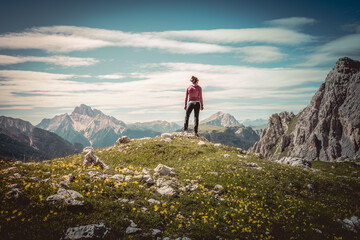 Frau genie&szlig;t Aussicht in den Dolomiten