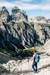 Fototapeta premium Wanderin genießt die Aussicht auf die Dolomiten