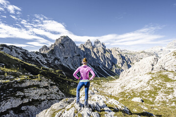 Obraz premium Wanderin genießt die Aussicht auf die Dolomiten