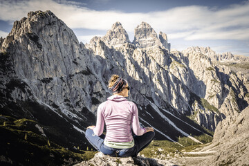 Naklejka premium Wanderin genießt die Aussicht auf die Dolomiten