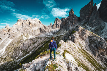 Fototapeta premium Wanderin genießt die Aussicht auf die Cadini die Misurina