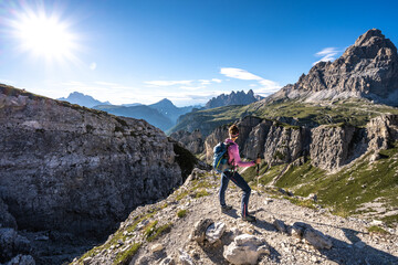 Fototapeta premium Wanderin genießt den Ausblick auf die Drei Zinnen