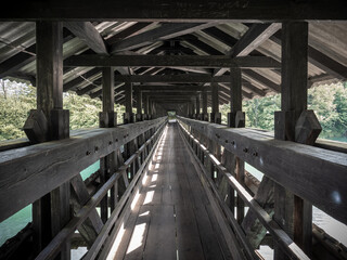 Obraz premium An old wooden bridge with straight lines