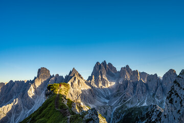 Junger Mann rennt auf atemberaubenden Aussichtspunkt in den Dolomiten