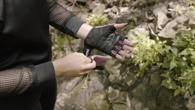 Young woman training box in forest. Mujer joven entrenando box en bosque.