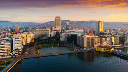 Obraz premium View of square Cumhuriyet Meydani in the evening, Konak district of Izmir, Turkey