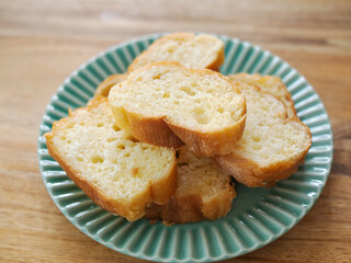 皿の上のシュガーラスク