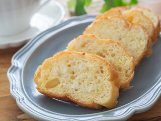 皿の上のシュガーラスクとティーカップ